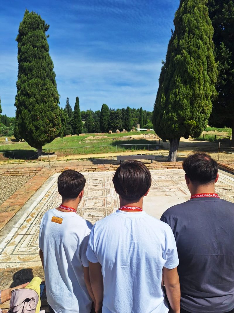 Una de nuestras visitas escolares en Itálica